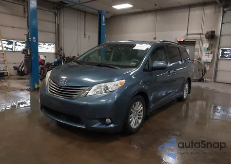 2014 Toyota Sienna Xle V6 8 Passenger z USA, uszkodzony, nr VIN 5TDYK3DC0ES452439